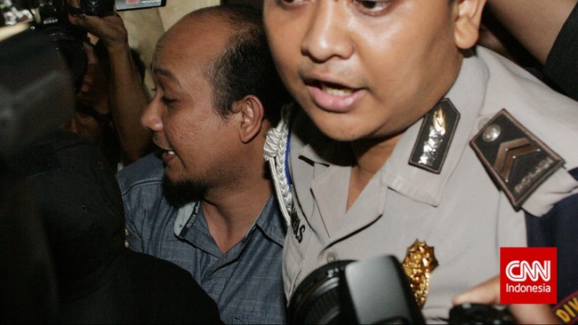 Penyidik KPK Novel Baswedan memprotes tindakan pemeriksaan dan pemindahan dirinya yang diikuti dengan penahanan. Dia tak melihat urgensi penahanan.