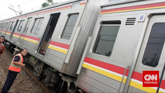 Saat ini rangkaian anjlok di Stasiun Manggarai masih dalam proses evakuasi petugas.