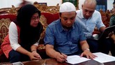 Kembalinya Penyidik Kami, Novel Baswedan Penyidik KPK Novel Baswedan yang Jumat dini hari (1/5) ditangkap Bareskrim Polri, Sabtu petang ini (2/5) resmi dikembalikan ke KPK oleh Kapolri.