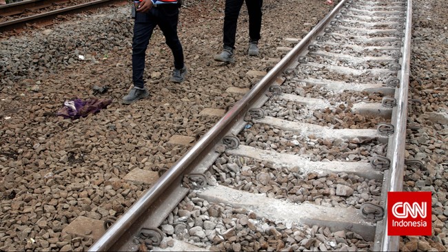 Pondasi rel kereta api yang menghubungkan Bogor-Sukabumi longsor dan menimbun rumah warga akibat hujan lebat yang mengguyur sepanjang hari.