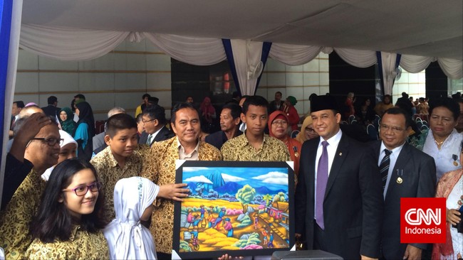 Wakil Ketua Komisi X DPR M Sohibul Iman menyatakan rencana Kemendikbud untuk mewajibkan wajib belajar 12 tahun tak tercermin dalam anggaran yang diusulkan.