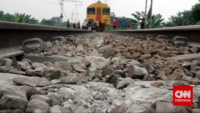 Seorang kakek di Sulsel tewas usai tersambar kereta api. Keluarga bercerita jika kakek usia 80 tahun itu punya masalah pendengaran.