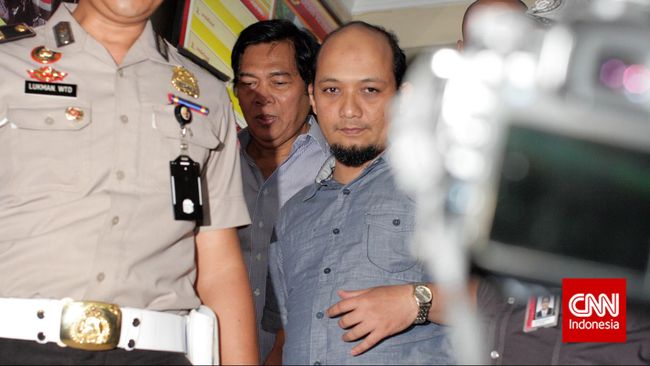 3 Penyiraman Air Keras dengan Tuntutan Lebih dari Kasus Novel Penyidik KPK Novel Baswedan tiba di Mabes Polri, setelah sebelumnya dibawa ke Bengkulu untuk melakukan rekonstruksi perkara, Jakarta, Sabtu, 2 Mei 2015. CNN Indonesia/Adhi Wicaksono.
