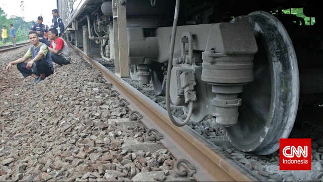 PT Kereta Api Indonesia mengungkapkan jalur kereta ke Surabaya menuju Malang dan Jember terdampak imbas anjlok KA Pandalungan pada Minggu (14/1) pagi.