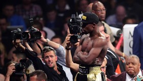 Usai Laga, Mayweather Pamer Cek 100 Juta Dolar