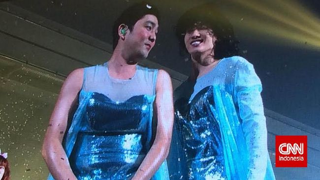Di Super Show 6, delapan personel Super Junior berubah wujud menjadi putri Elsa dari film anak-anak, Frozen.