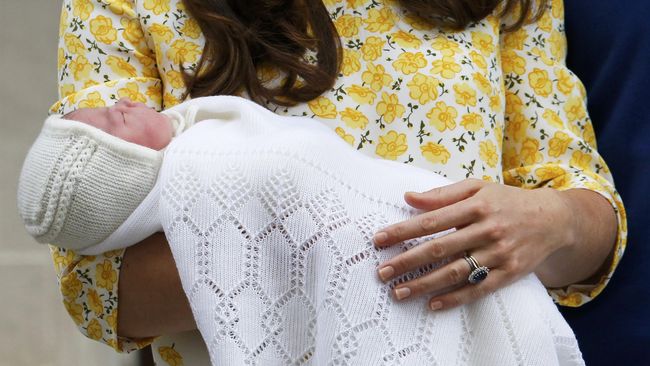 Akun Twitter resmi Istana Kensington mengumumkan nama putri mungil Pangeran Willam dan Kate Middleton sebagai Charlotte Elizabeth Diana.