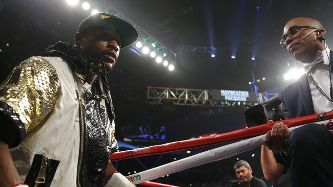 Floyd Mayweather mengungkapkan, bukan hanya Manny Pacquiao yang alami luka sebelum bertarung, tapi juga kedua tanngannya.
