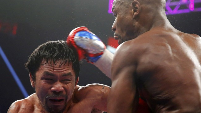 Sudah jatuh, tertimpa tangga pula, rasanya pas ditujukkan pada Pacquiao, yang setelah kalah dari Mayweather, ia menghadapi tuntutan hukum akibat cederanya.