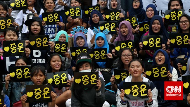 Remaja penggemar musik K-Pop atau yang biasa disebut K-Popers sebenarnya menunjukkan perangai para 'crazy rich' kalau sudah berurusan dengan idola mereka.