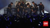 Aksi Fantastis Super Junior di Atas Panggung Boy band Korea Super Junior menggelar konser mereka yang bertajuk Super Show 6. Aksi panggung dan suara mereka sukses membius para ELF, penggemarnya.