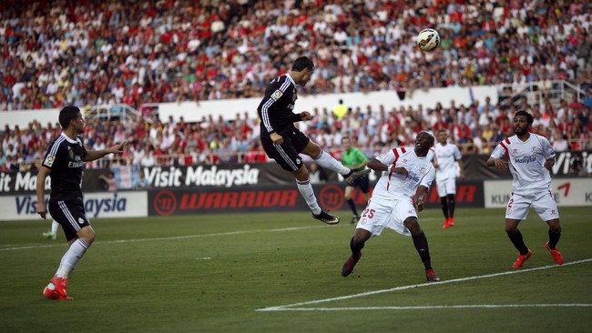 Real Madrid berhasil menundukkan Sevilla 3-2 pada lanjutan La Liga di Stadion Ramon Sanchez Pizjuan, Sabtu (2/5). Kemenangan Madrid diwarnai hattrick CR7.