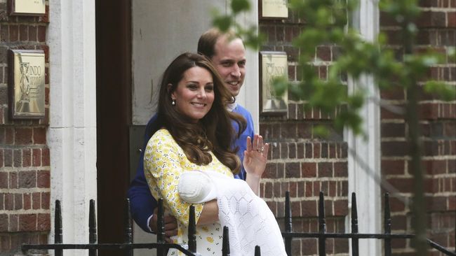 Wajah Kate yang bersinar justru jadi masalah karena dia dianggap tak terlihat kelelahan dan berantakan seperti ibu melahirkan pada umumnya.