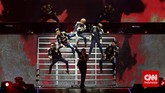 Aksi Fantastis Super Junior di Atas Panggung Boy band Korea Super Junior menggelar konser mereka yang bertajuk Super Show 6. Aksi panggung dan suara mereka sukses membius para ELF, penggemarnya.