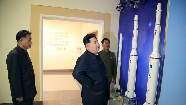 Kim Jong Un menyatakan keinginannya untuk meluncurkan lebih banyak satelit ke ruang angkasa pada Minggu (3/5).