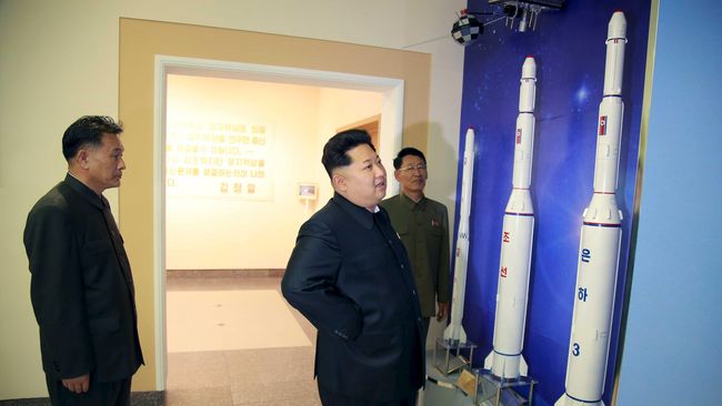 Korut Klaim Kembangkan Senjata Nuklir dan Ancam AS Korea Utara memaparkan bahwa fasilitas nuklir utamanya kini beroperasi dan dan tengah mengembangkan senjata nuklir untuk melawan AS.