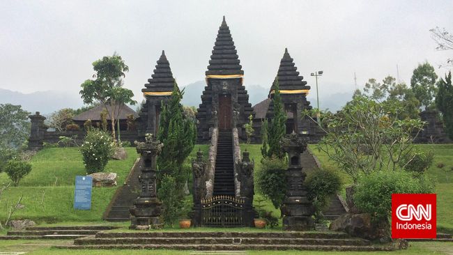 Pura Parahyangan Agung Jagatkartta. Pura yang lebih dikenal dengan nama Pura Jagatkartta ini merupakan pura agama Hindu Nusantara yang terbesar di Jawa Barat.