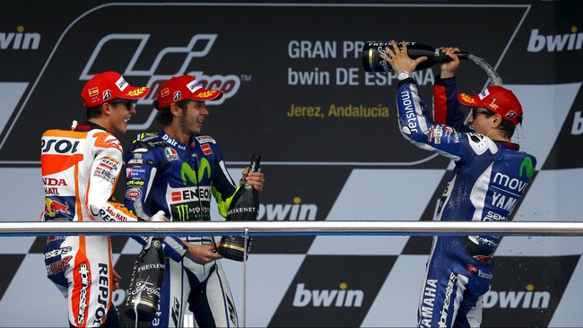 Rossi mulai merasakan tekanan setelah Lorenzo memenangi GP Spanyol. Pebalap asal Italia itu saat ini hanya unggul 20 poin atas Lorenzo.