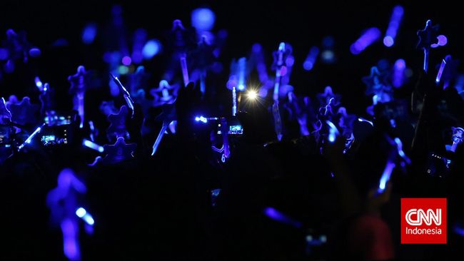 Demi kepuasan dan senang, fan K-Pop tak sungkan menghabiskan jutaan rupiah dengan mencari beragam benda idola mereka.