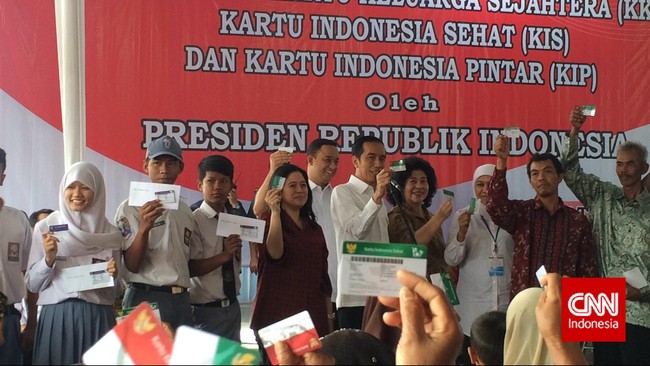 Pembagia Kartu Indonesia Sehat dilakukan secara simbolis bersama dengan Kartu Indonesia Pintar (KIP) dan Kartu Keluarga Sejahtera (KKS).
