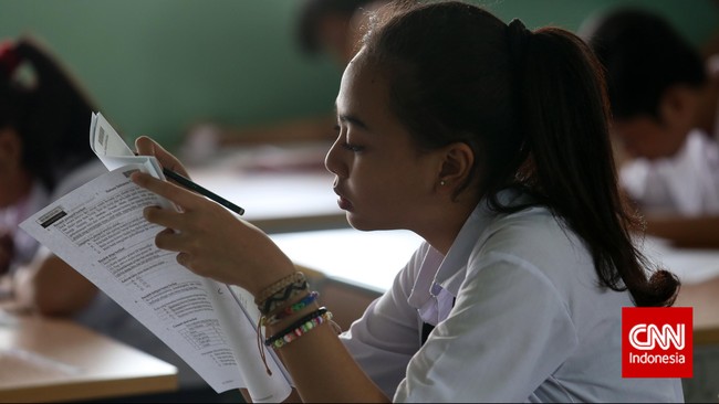 Bahkan ujian nasional SMP berbasis komputer di Sekolah Indonesia di Kuala Lumpur dan Singapura berjalan lancar.