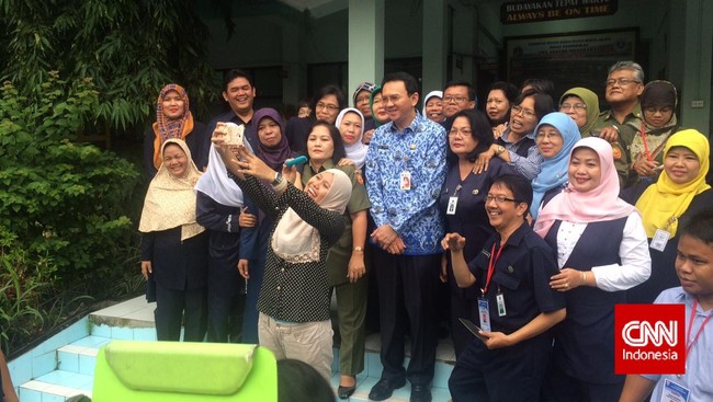 Ridwan Kamil dan Tri Rismaharini dalam survei Cyrus Network disebut sebagai kandidat kuat untuk menjadi pesain Ahok dalam pilkada DKI Jakarta mendatang.
