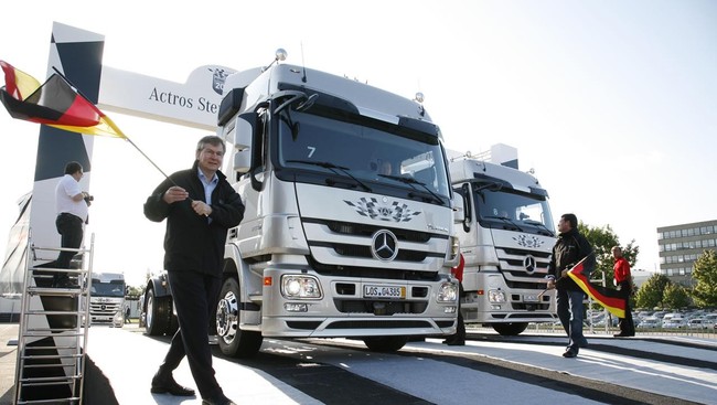 Produsen mobil Daimler asal Jerman yang menjadi induk usaha Mercedes-Benz, berencana menguji truk yang bisa berjalan otomatis tanpa sopir pada tahun ini.
