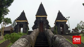 Suasana Khidmat di Pura Terbesar se-Jawa Barat