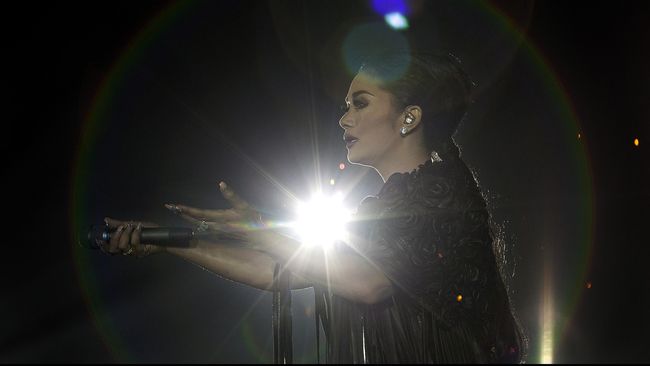 Kris Dayanti menyinggung soal kondisi polusi udara di Jakarta saat manggung bersama Erwin Gutawa di Synchronize Festival 2023.