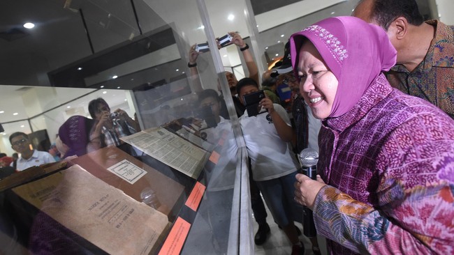 Wali Kota Surabaya Tri Rismaharini diminta tak mengganti nama jalan Dinoyo dan Gunungsari jadi Siliwangi dan Pasundan. Perubahan nama itu disebut ahistoris.