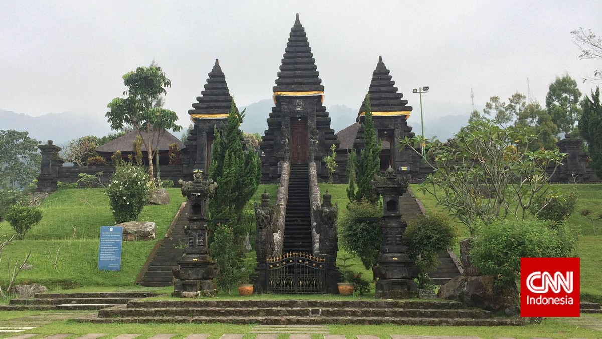 Suasana Khidmat di Pura Terbesar se-Jawa Barat