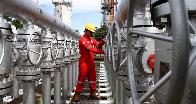 Pertamina dan Gelengan Kepala Jokowi Presiden Joko Widodo hanya bisa geleng-geleng kepala melihat minim ekspolorasi di hulu migas oleh Pertamina. Padahal ada serangkaian beban sejarah jadi alasan.
