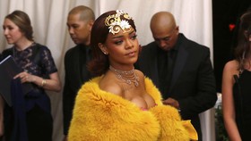 Busana 'Omelet' Bikin Rihanna Tak Bisa Jalan di Met Gala