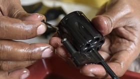 Polisi Sita Senpi AK Hingga AR-15 Usai Bentrok dengan KKB