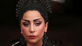 Lady Gaga 'Menjelma' Jadi 'Ziggy Stardust' di Grammy 2016