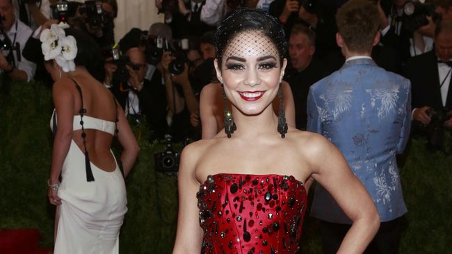Tersiar kabar Selena Gomez ’diselamatkan’ oleh Vanessa  Hudgens dari keharusan untuk beramah-ramah dengan Justin Beiber. Kenapa?