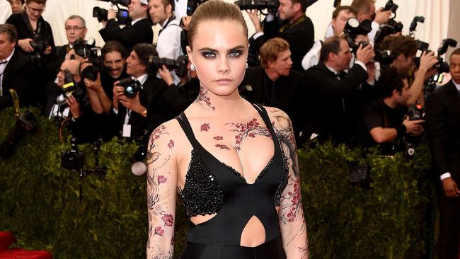 Di atas panggung, Cara Delevingne muncul saat Taylor Swift menyanyikan lagu Style yang diambil dari album bertajuk 1989.