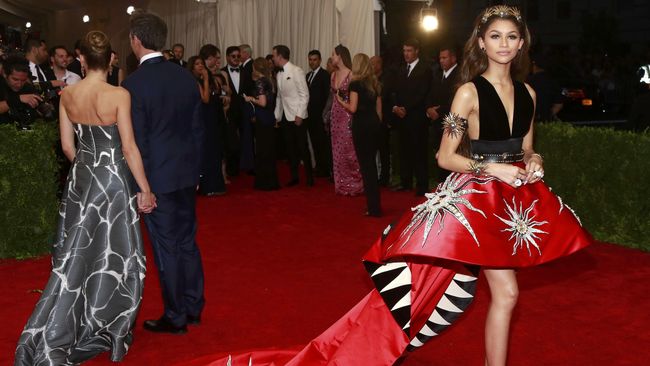 Hiasan Kepala Unik dan Aneh Para Selebriti di Met Gala Hiasan Kepala Unik dan Aneh Para Selebriti di Met Gala