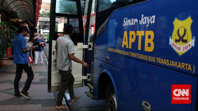 APTB dilarang masuk ke jalur khusus bus Transjakarta karena selama ini masih memungut tarif pada penumpang yang naik dari halte Transjakarta.