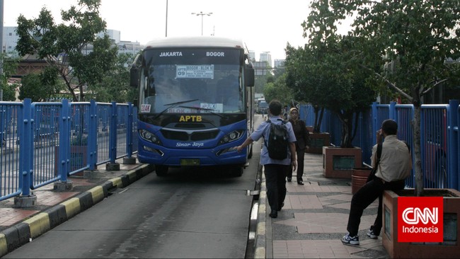 Sebuah Bus Angkutan Perbatasan Terintegrasi Busway (APTB) melintas di Terminal Blok M, Jakarta Selatan, Selasa, 5 May 2015. Mulai pekan depan Angkutan Perbatasan Terintegrasi Busway (APTB) tidak diperbolehkan melintas di jalur Transjakarta karena tak kunjung tercapainya kesepakatan mengenai besaran pembayaran tarif rupiah per kilometer antara operator APTB dan PT Transjakarta. CNN Indonesia/Adhi Wicaksono