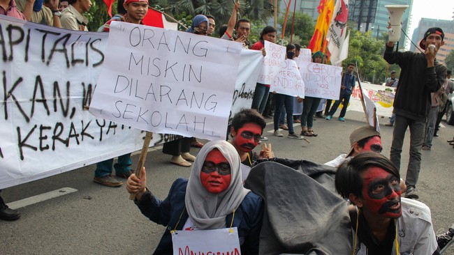 DPR Akan Masukkan Putusan Tak Pungut Biaya SD-SMP Lewat RUU Sisdiknas Komisi X DPR akan memasukkan putusan MK yang memerintahkan tak ada pungutan biaya di sekolah tingkat SD dan SMP negeri dan swasta lewat revisi UU Sisdiknas.