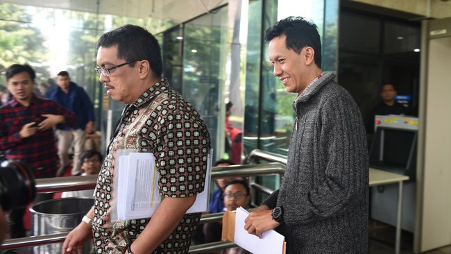 Bupati Tanah Laut Bambang Alamsyah akan diperiksa sebagai saksi kasus suap yang menjerat ayahnya, Adriansyah yang juga politikus PDIP.