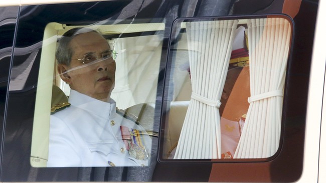 Raja Thailand Bhumibol Adulyadej dirawat setelah mengalami penumpukan air di otaknya atau hydrocephalus.