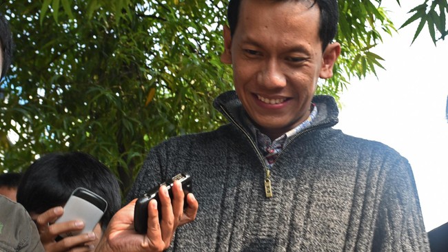 Penyerahan duit dilakukan selama tiga kali melalui ajudan Bupati Tanah Laut Bambang Alamsyah, Adi Wibowo.