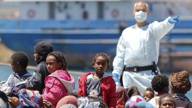 Penjaga pantai Libya menahan hampir 600 migran Afrika ilegal pada Rabu (6/5), termasuk di antaranya wanita hamil dan 18 anak-anak.