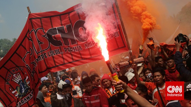 Persija Jakarta terancam sanksi dari Komisi Disiplin PSSI lantaran ulah salah satu oknum The Jakmania yang melempar kembang api saat menjamu Barito Putera.