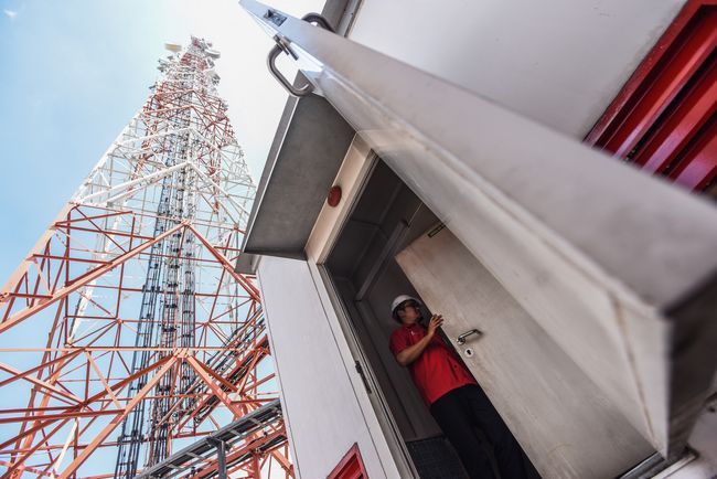 Jejak Sejarah Soeharto dan Jokowi di Palapa Ring Presiden Soeharto dan Jokowi sama-sama memiliki sejarah dalam tonggak penting infrastruktur telekomunikasi yang kini dikenal dengan nama Palapa Ring.