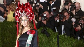 Hiasan Kepala SJP di Met Gala Ramai Dijadikan Meme