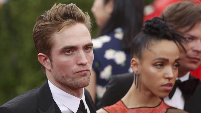 Robert Pattinson Boyong Sang Kekasih Di Met Gala 2015
