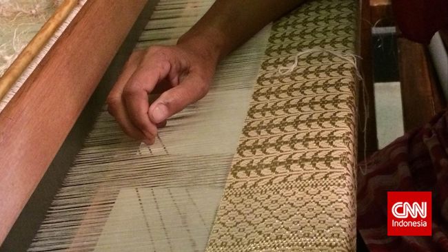 Kain tradisional yang populer kini tak terbatas hanya pada batik. Kain tradisional daerah lain juga mulai terangkat ke panggung nasional bahkan dunia.